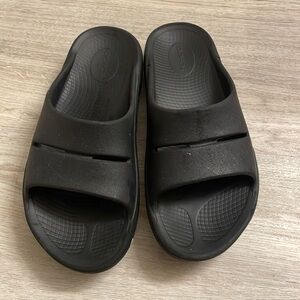 OOFOS women’s size 9 slide